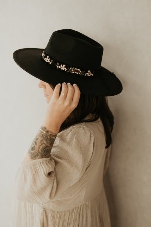Zwarte Hoed Met Bloemenband
